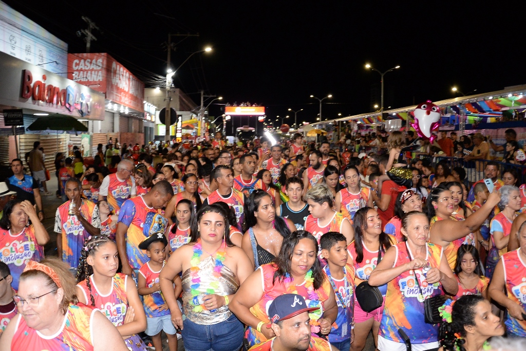 Papazoni e Swing do Leva agitam a penúltima noite do Barreiras Folia 2025